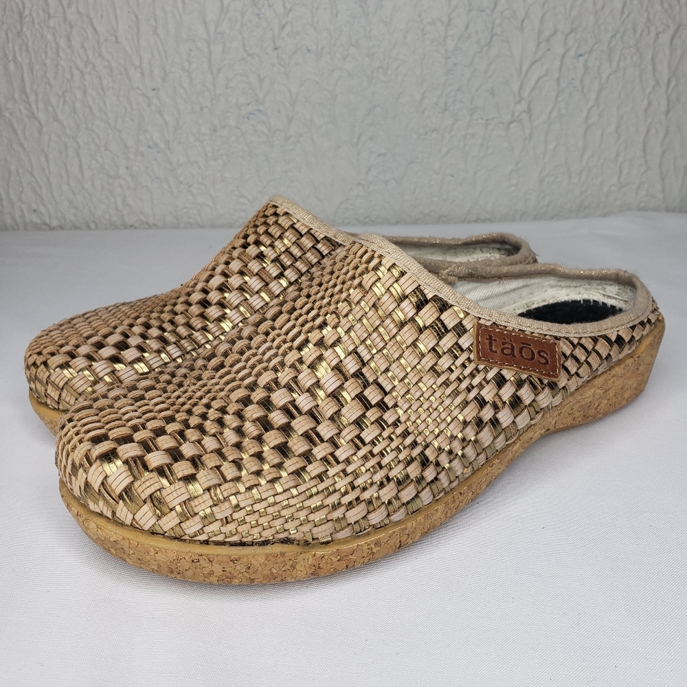 Taos Primeavera Mule Clogs Womens Size 38 EU 7.5 US Biege  Metalic Woven Slip On